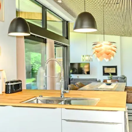 Moderne Hus Taet Pa Stranden *