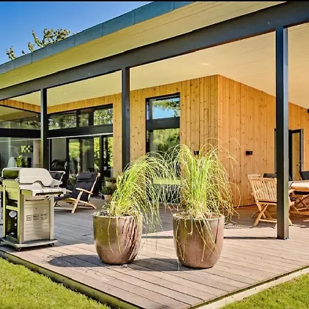 Moderne Hus Taet Pa Stranden